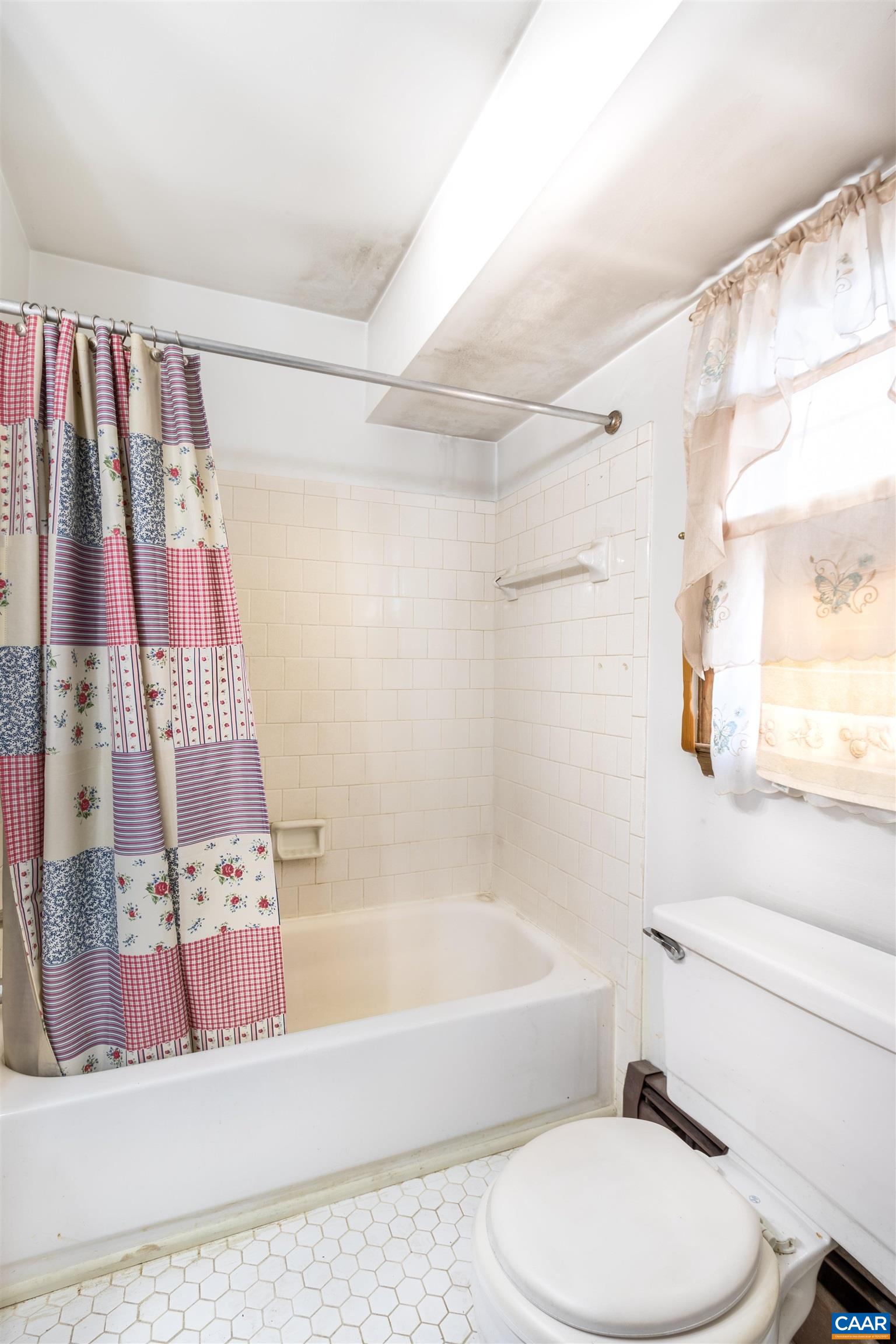187 Warmar Road Ruckersville, VA 22968 - Photo 24 of 35 a bathroom with a toilet and a bathtub
