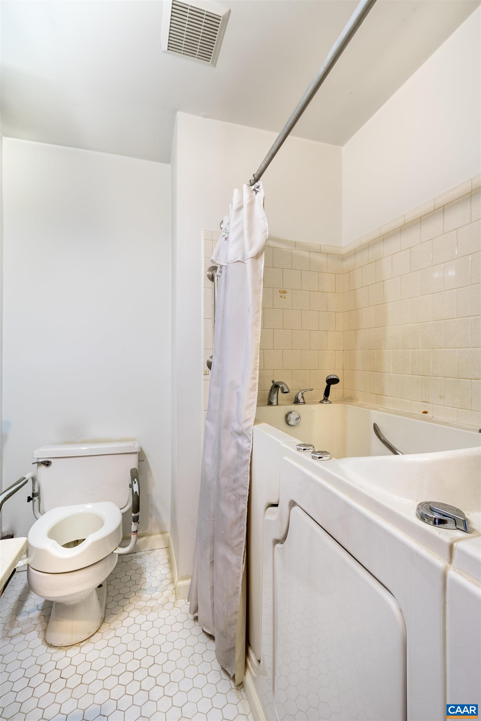 187 Warmar Road Ruckersville, VA 22968 - Photo 29 of 35 a bathroom with a toilet sink shower and mirror