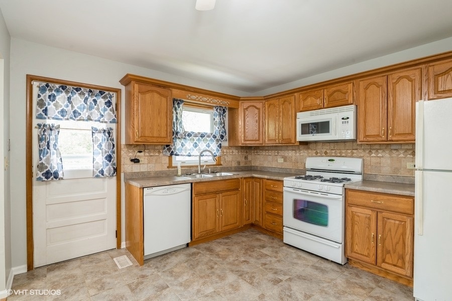 2316 Beck Road Lindenhurst, IL 60046 - Photo 5 of 22