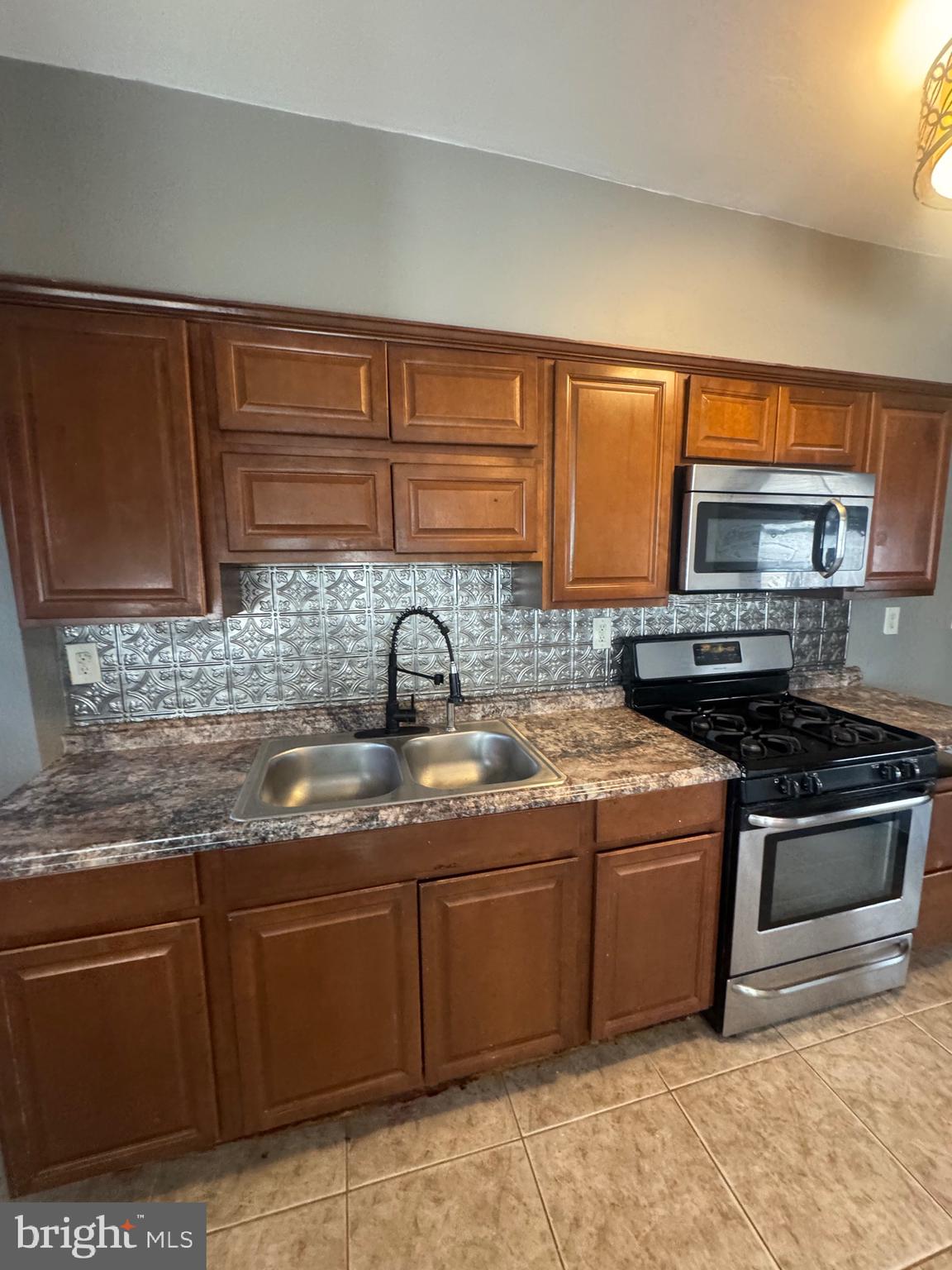 1321 Cambria Street Baltimore, MD 21225 - Photo 11 of 38