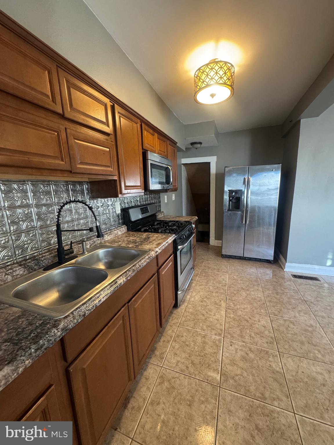 1321 Cambria Street Baltimore, MD 21225 - Photo 12 of 38