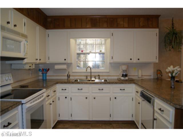 3515 Court Road Winston-Salem, NC 27106 - Photo 7 of 16 Kitchen.