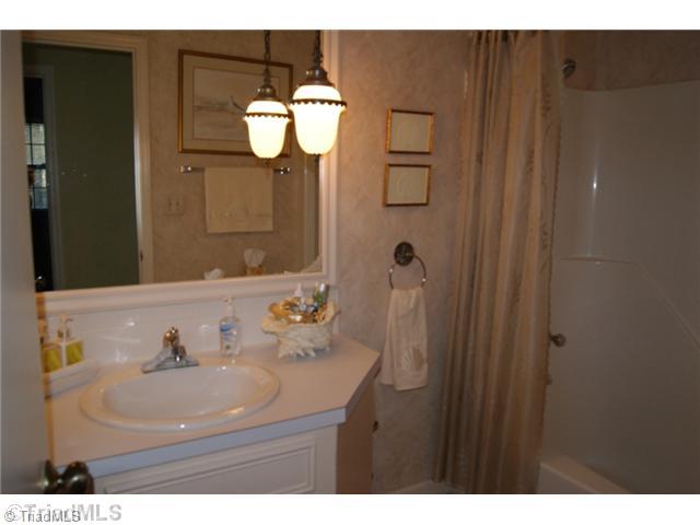3515 Court Road Winston-Salem, NC 27106 - Photo 10 of 16 Bath.