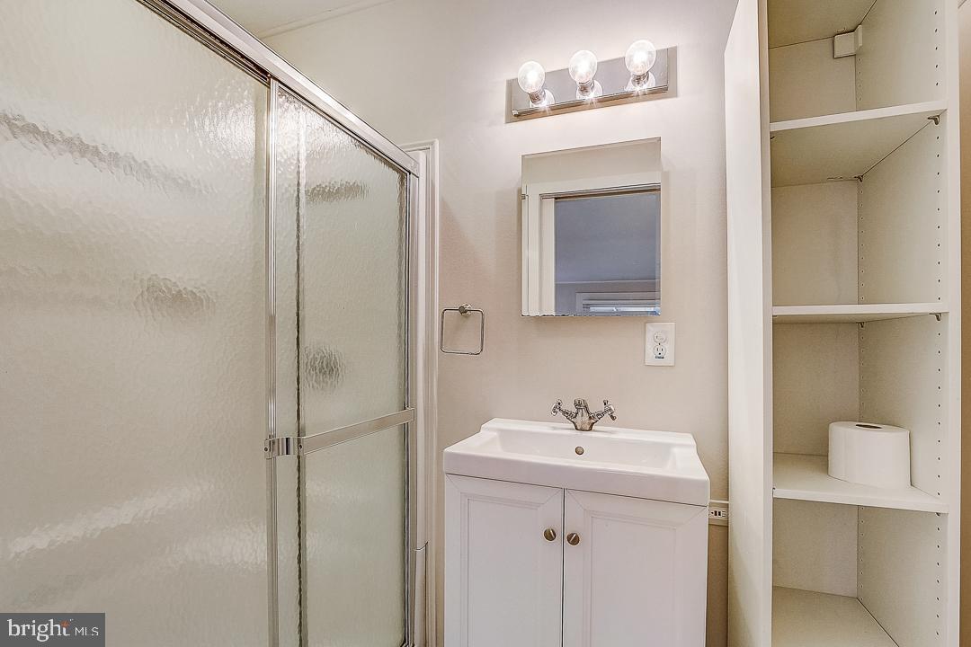 307 Cove Road Riva, MD 21140 - Photo 21 of 39 Master bath has all your needs!