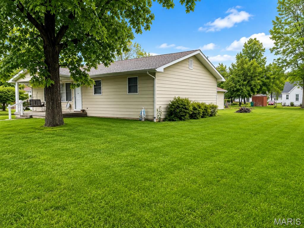 651 Dora Street Beckemeyer, IL 62219 - Photo 2 of 19