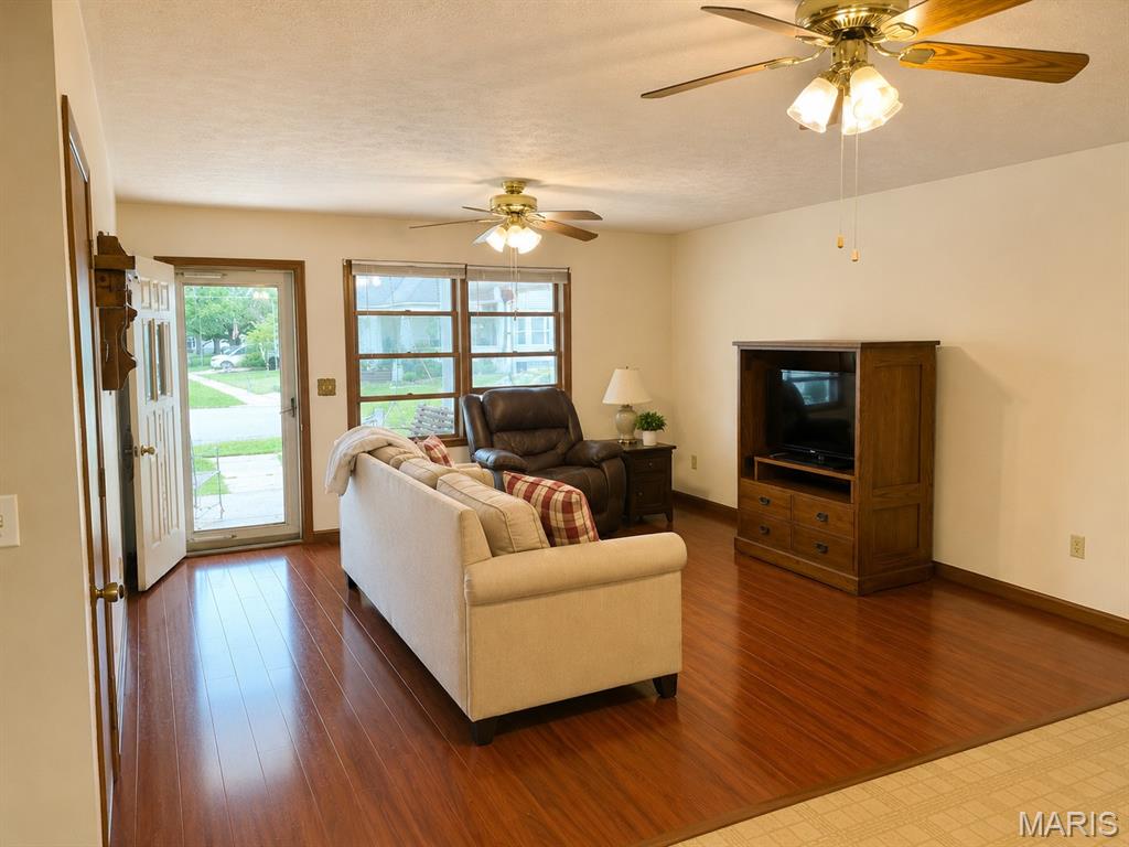 651 Dora Street Beckemeyer, IL 62219 - Photo 7 of 19