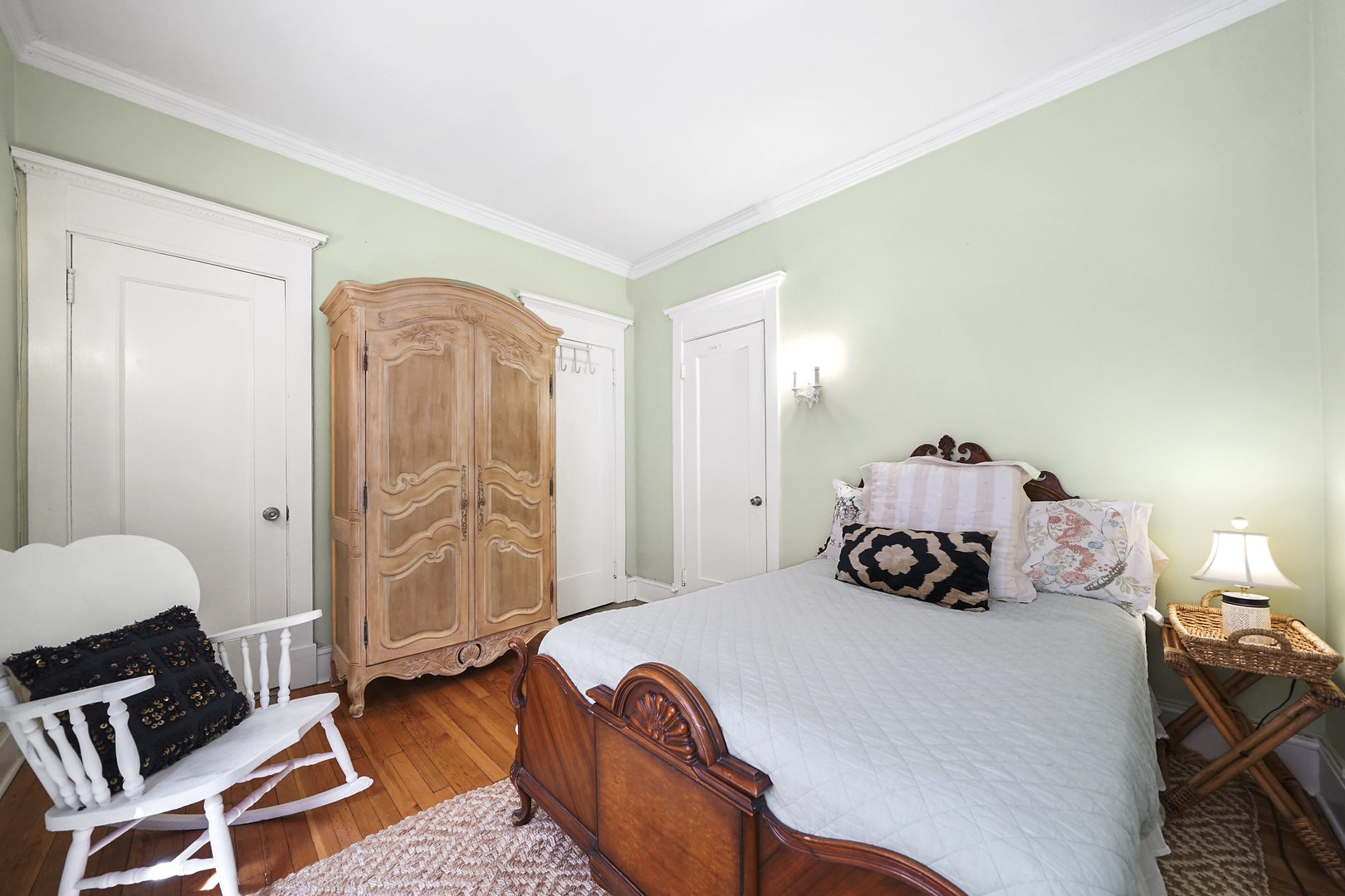 5707 South Blackstone Avenue, Unit 2 Chicago, IL 60637 - Photo 13 of 25 a bedroom with a bed and wooden floor