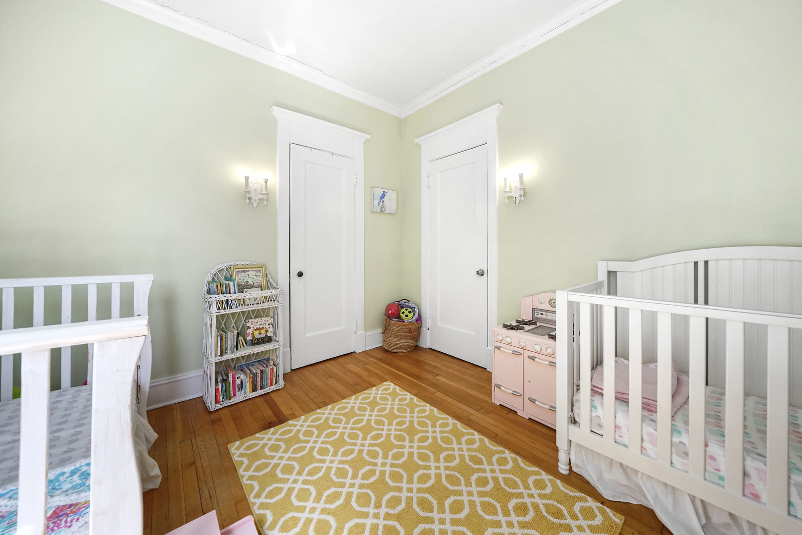 5707 South Blackstone Avenue, Unit 2 Chicago, IL 60637 - Photo 18 of 25 a bedroom with a bed and a book shelf