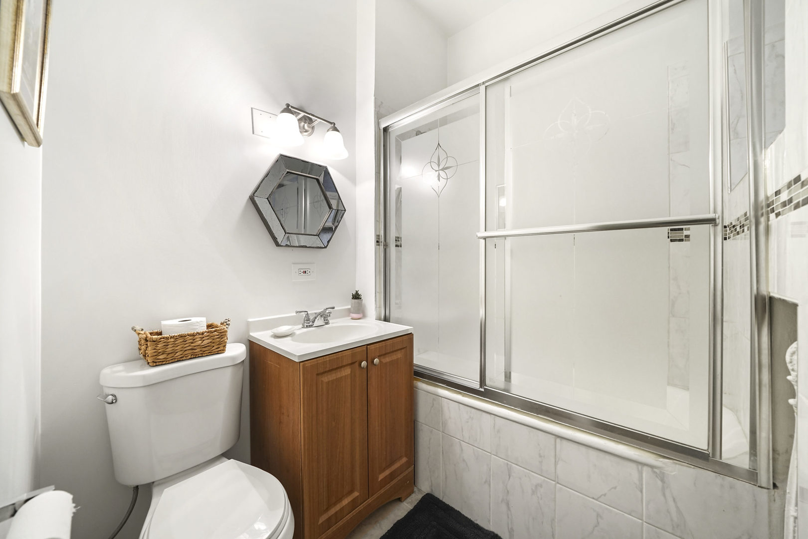 5707 South Blackstone Avenue, Unit 2 Chicago, IL 60637 - Photo 19 of 25 a bathroom with a toilet a sink and a shower
