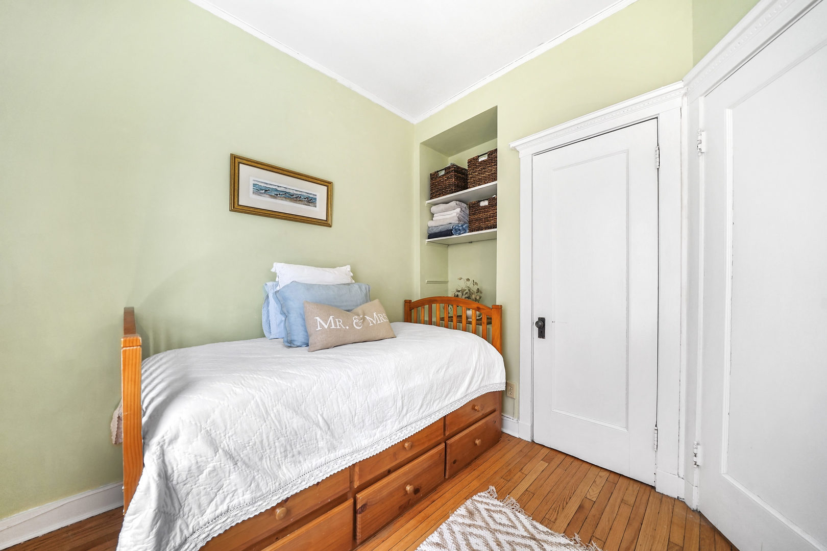 5707 South Blackstone Avenue, Unit 2 Chicago, IL 60637 - Photo 20 of 25 a bedroom with a bed and painting on the wall