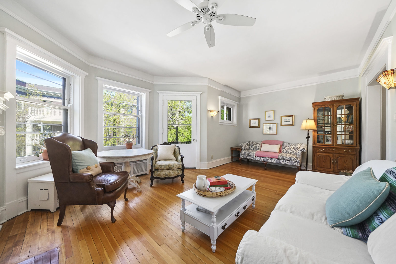 5707 South Blackstone Avenue, Unit 2 Chicago, IL 60637 - Photo 3 of 25 a living room with furniture and a wooden floor