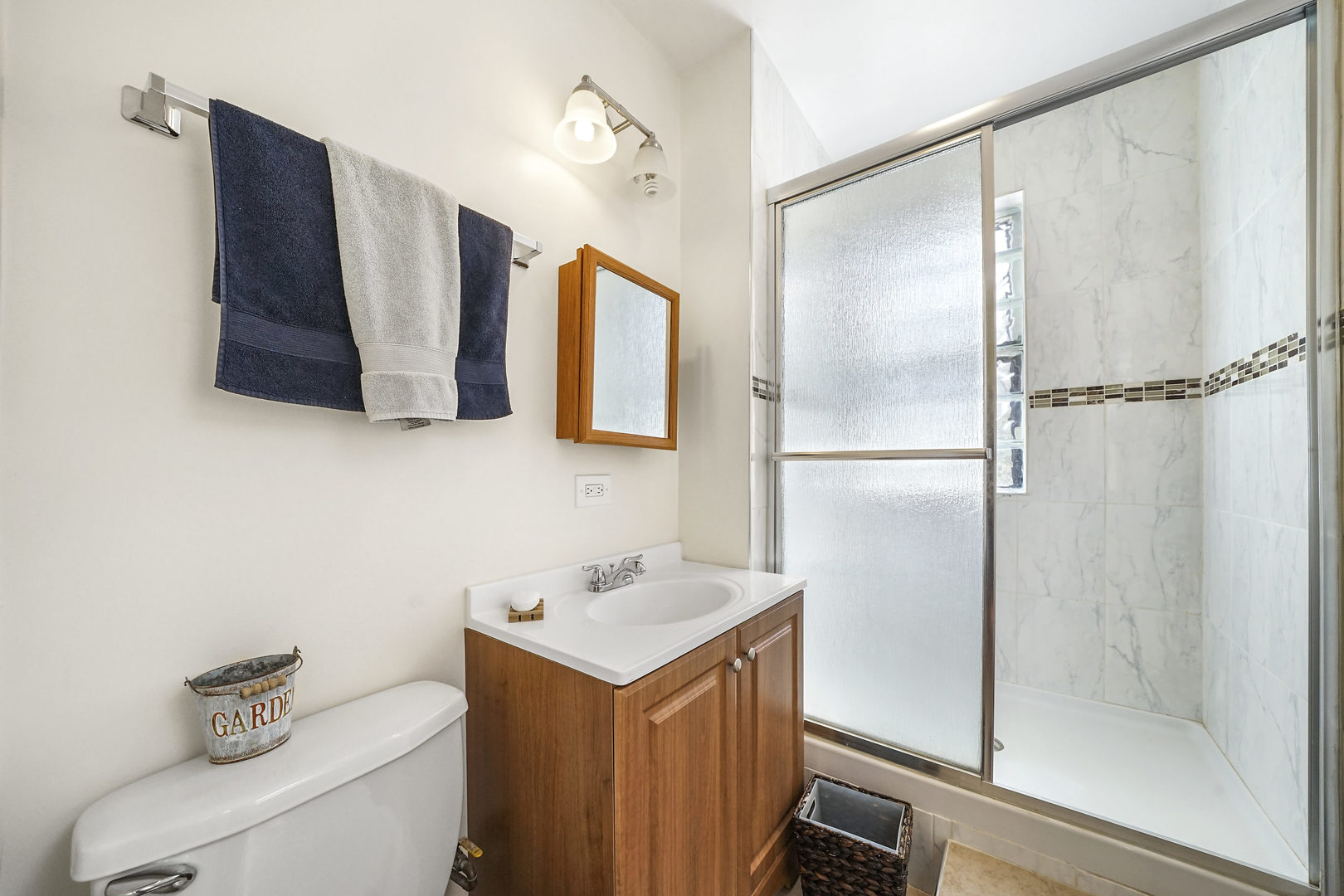 5707 South Blackstone Avenue, Unit 2 Chicago, IL 60637 - Photo 22 of 25 a bathroom with a sink and a mirror