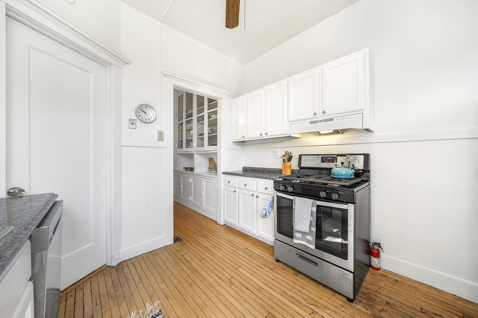 5707 South Blackstone Avenue, Unit 2 Chicago, IL 60637 - Photo 10 of 25 a kitchen with a stove and a refrigerator