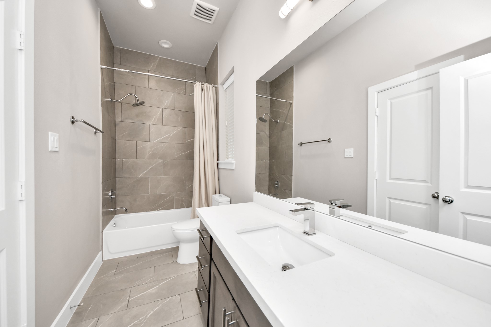 2114 Stuart Street Houston, TX 77004 - Photo 9 of 39 a bathroom with a tub sink and mirror