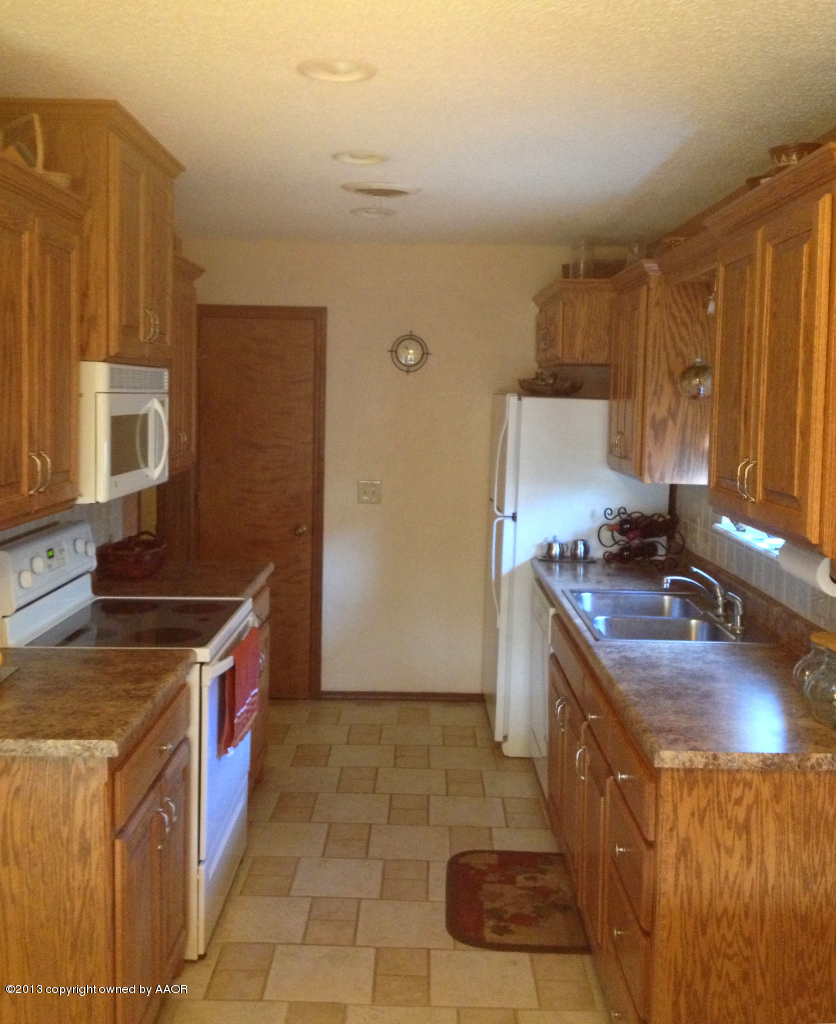 8213 Goodnight Trail Amarillo, TX 79110 - Photo 8 of 20 a kitchen with a stove and a sink