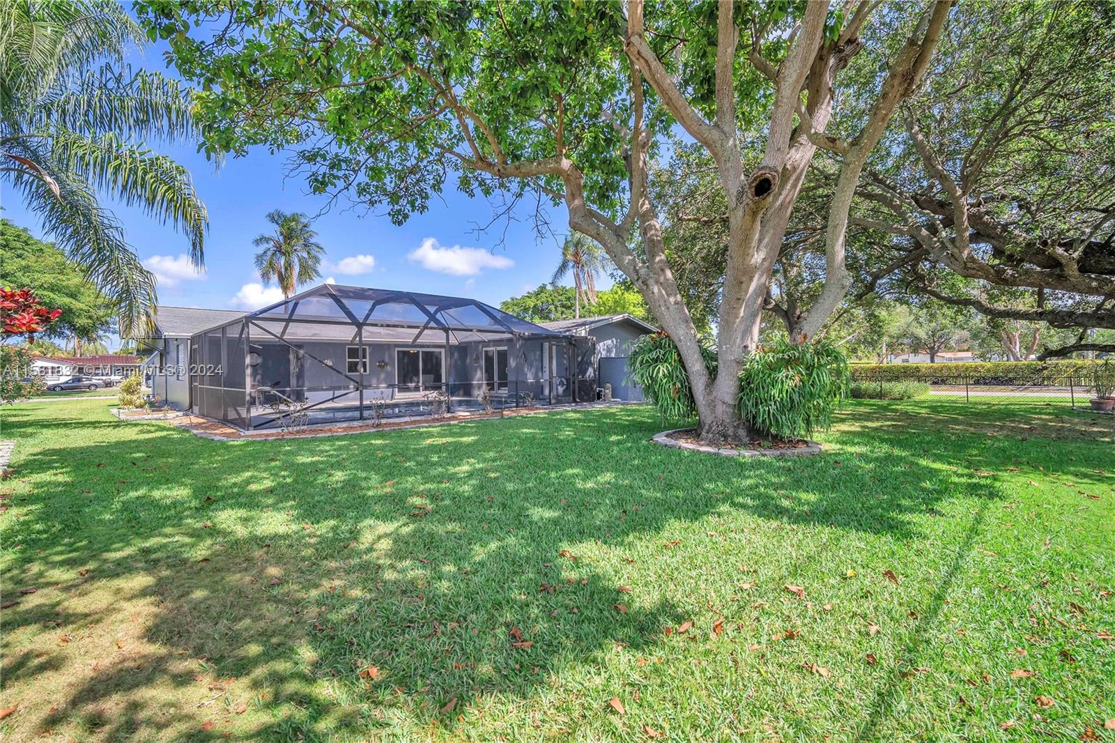 1904 North Park Road Hollywood, FL 33021 - Photo 3 of 28 Gallery Image 3