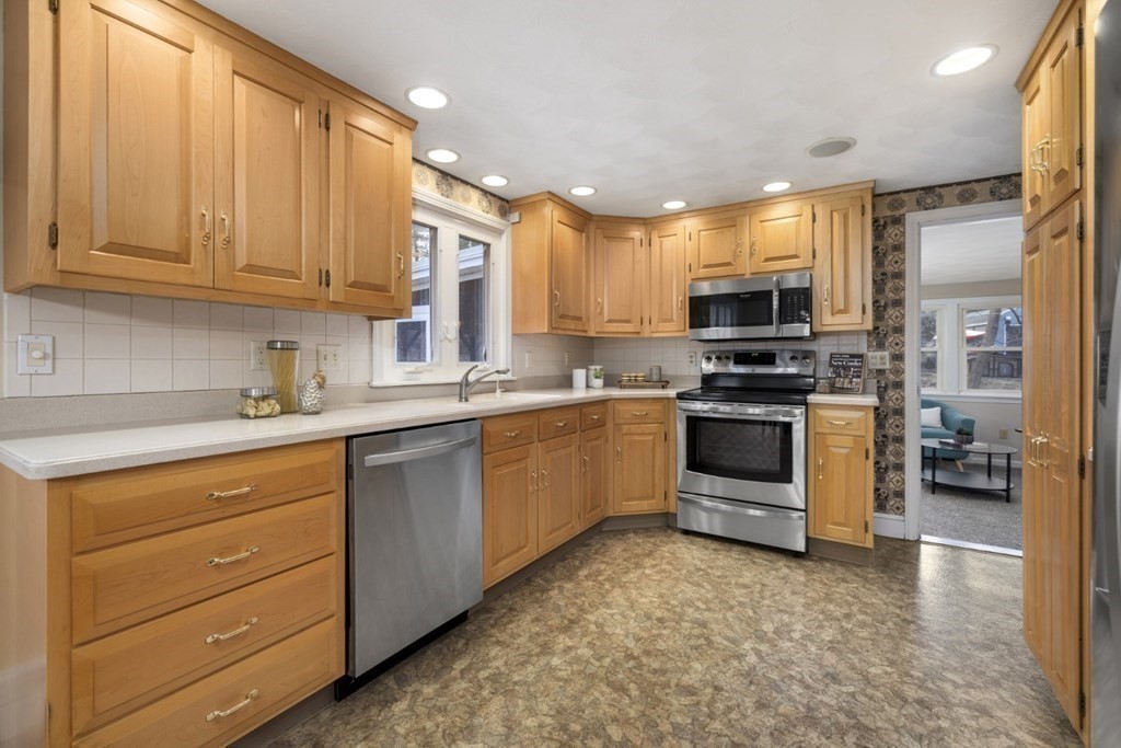 46 Catherine Avenue Reading, MA 01867 - Photo 6 of 32 Gallery Image 6