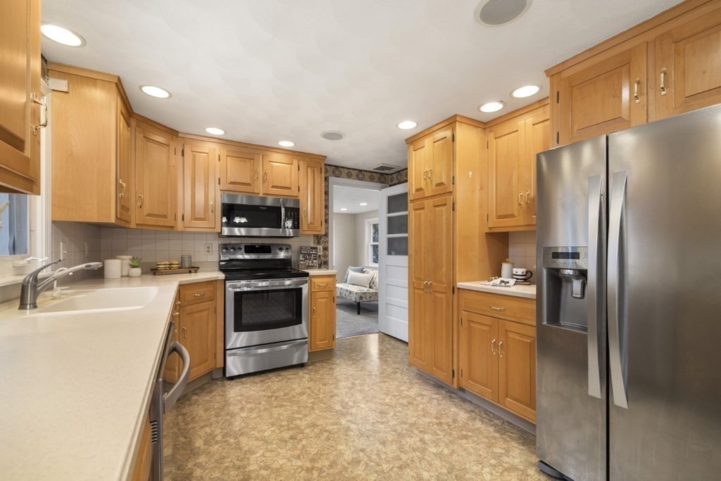 46 Catherine Avenue Reading, MA 01867 - Photo 7 of 32 Gallery Image 7