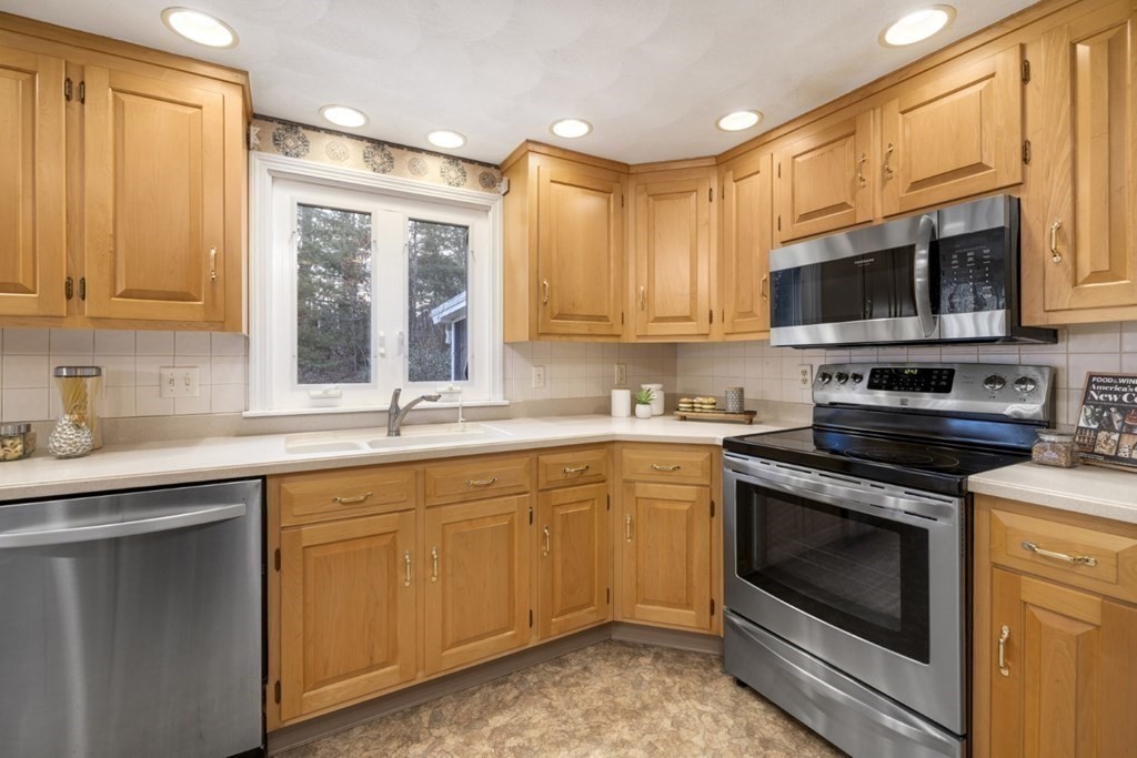 46 Catherine Avenue Reading, MA 01867 - Photo 9 of 32 Gallery Image 9
