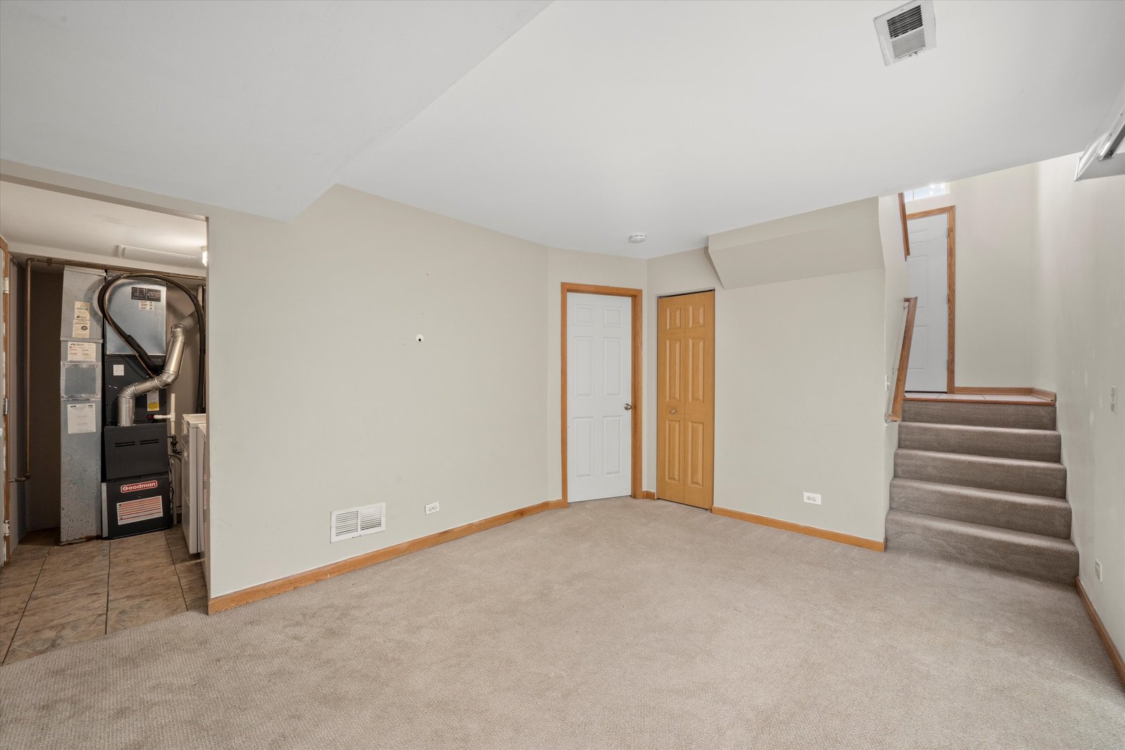 873 Symphony Drive Aurora, IL 60504 - Photo 16 of 24 a view of an empty room with closet and stairs