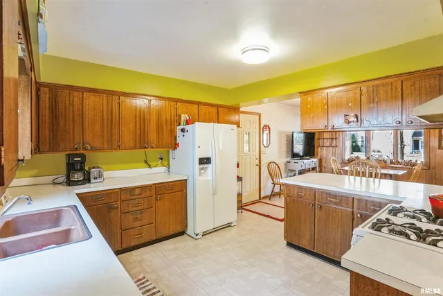 $210,000 | 904 5th Street, Erie, IL 61250