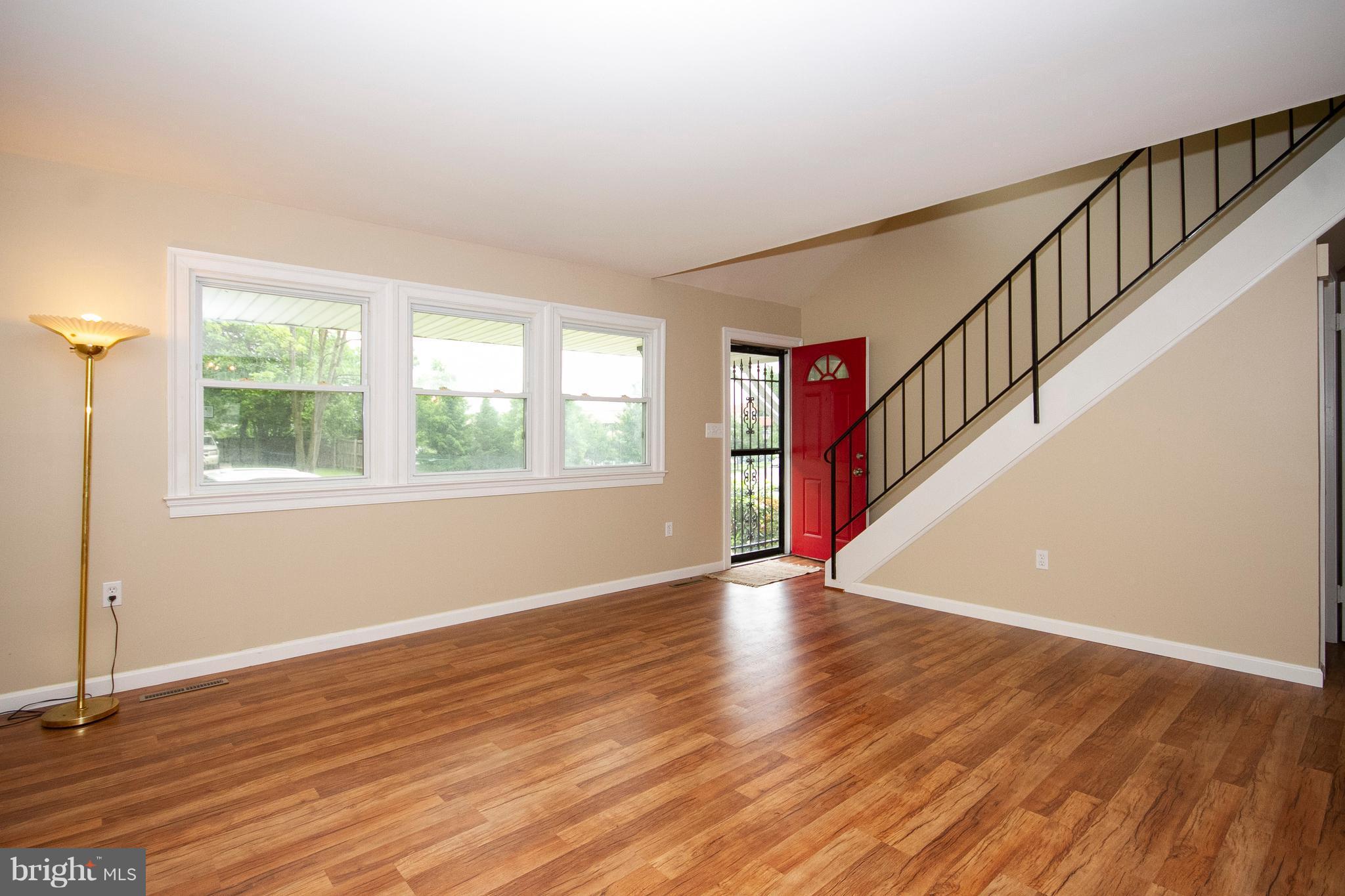 1714 Newcastle Road Baltimore, MD 21244 - Photo 4 of 29 Living Room