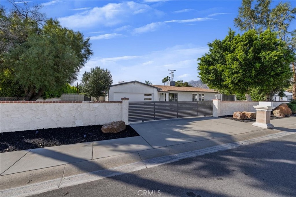 2811 East Sandia Road Palm Springs, CA 92262 - Photo 2 of 38