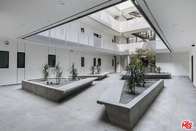 $6,495 | 829 Larrabee Street, Unit 302, West Hollywood, CA 90069