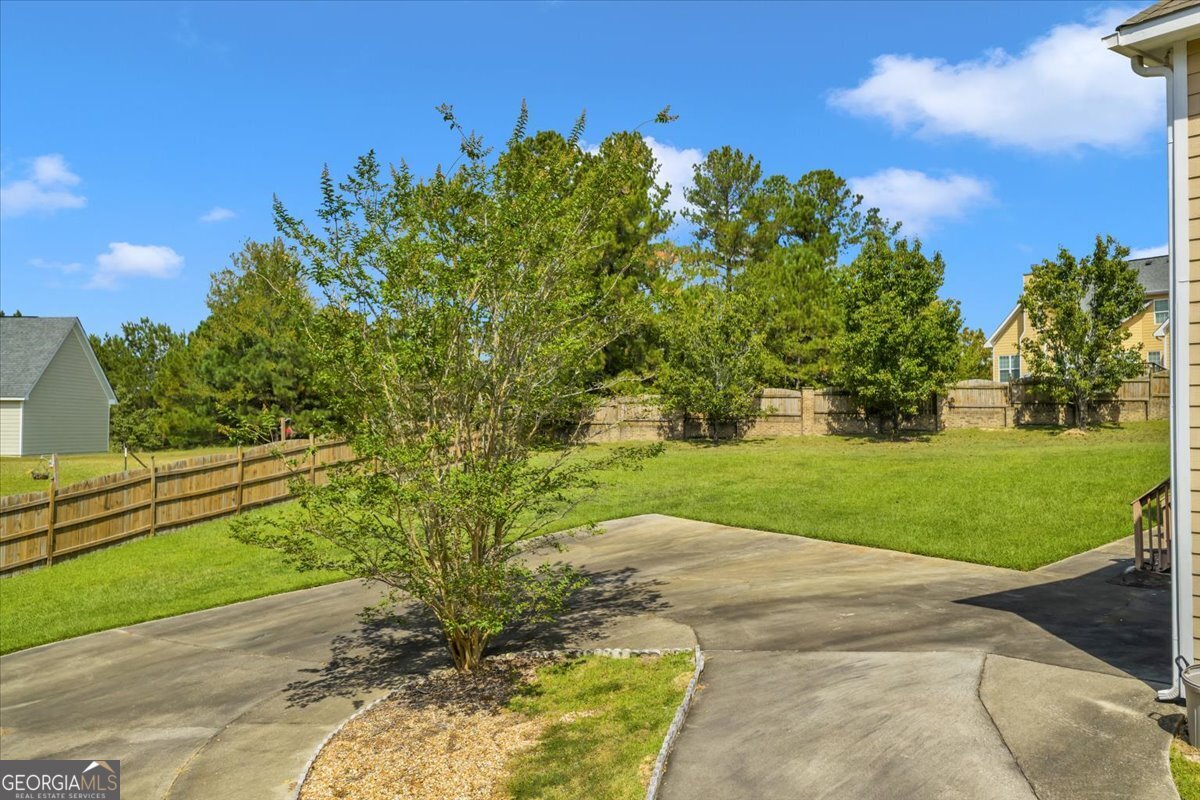 605 Dodds Walk Macon, GA 31220 - Photo 64 of 68 a view of a garden with a building in the background