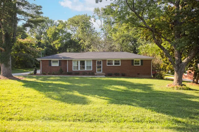 a view of a house with a backyard