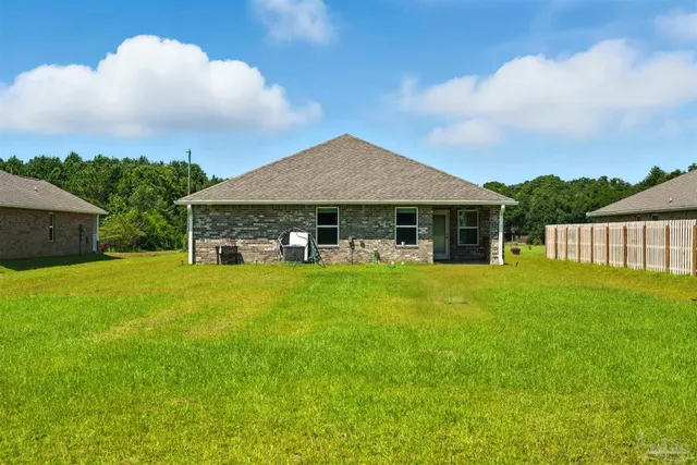 a view of an house with backyard and garden