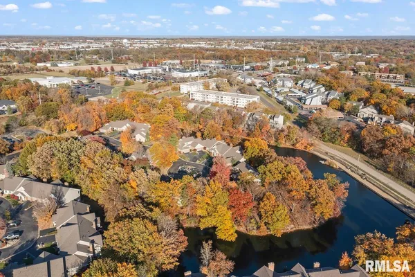 $329,900 | 7112 North Willow Bend Pointe, Unit 21, Peoria, IL 61614