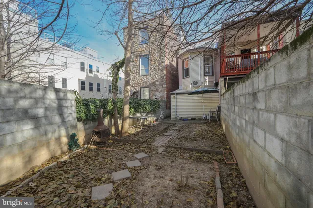 a view of a pathway with a house