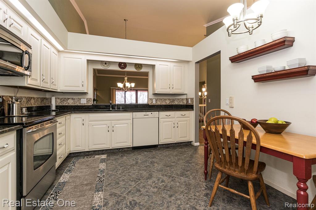 888 Green View Court Rochester Hills, MI 48307 - Photo 8 of 29