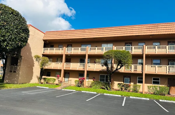 $150,000 | 9900 Sunrise Lakes Boulevard, Unit 201, Sunrise, FL 33322