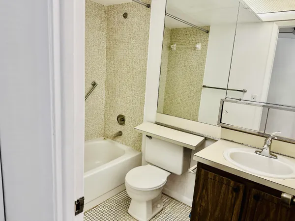 $150,000 | 9900 Sunrise Lakes Boulevard, Unit 201, Sunrise, FL 33322