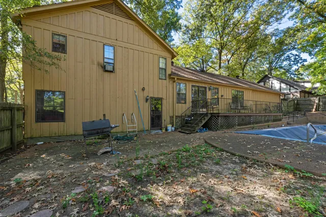 a view of a small house with backyard