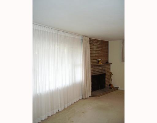 213 Cherokee Road Upper St. Clair, PA 15241 - Photo 2 of 14 Living Room.