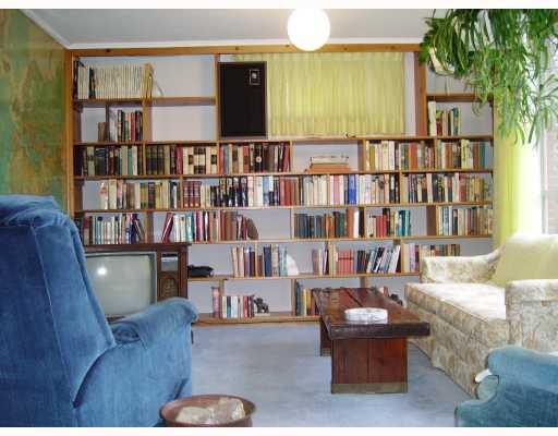 213 Cherokee Road Upper St. Clair, PA 15241 - Photo 8 of 14 Den/Family/Great Room.