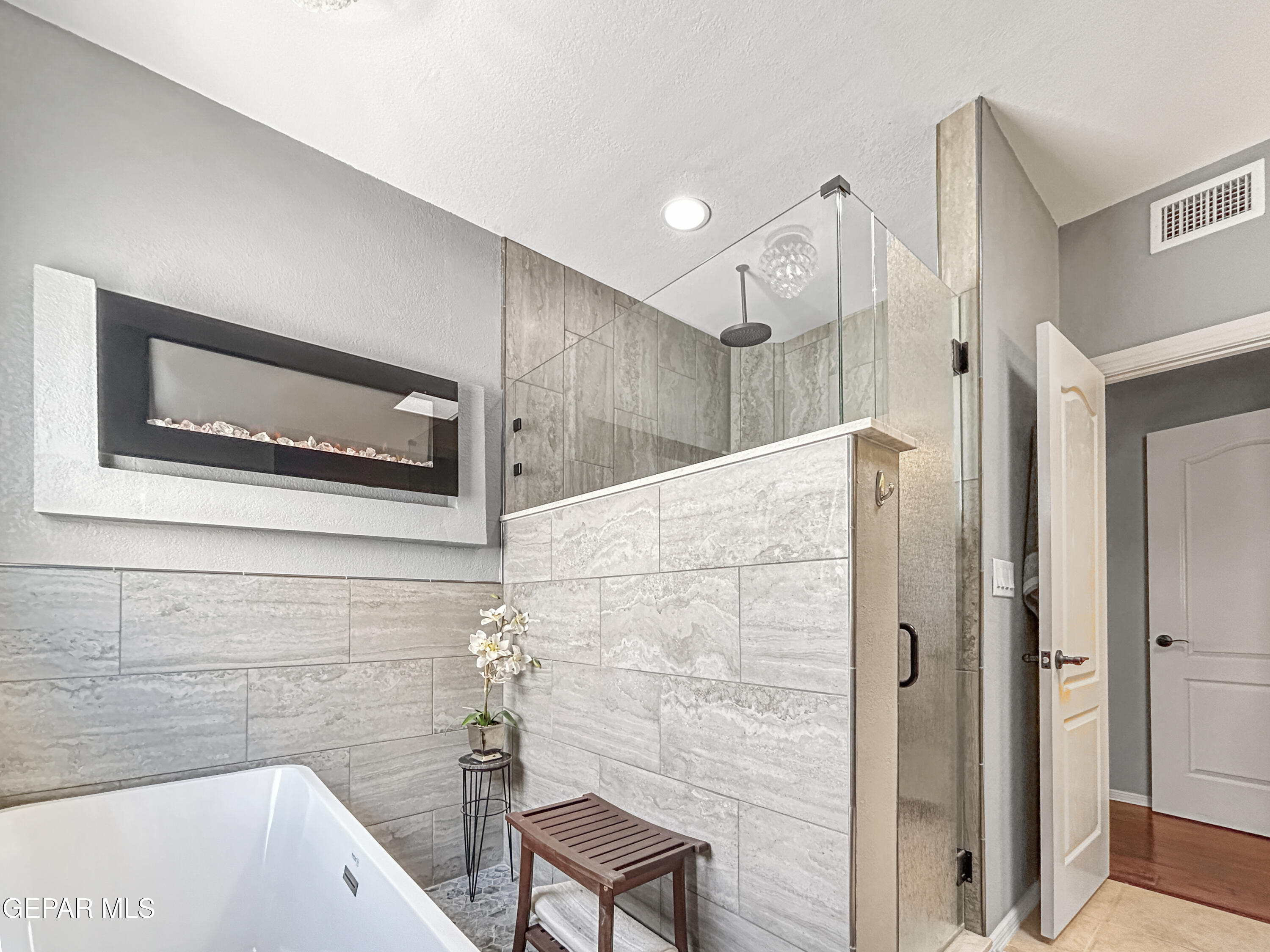6680 Capitan Ridge El Paso, TX 79912 - Photo 27 of 47 a bathroom with a bathtub and a sink