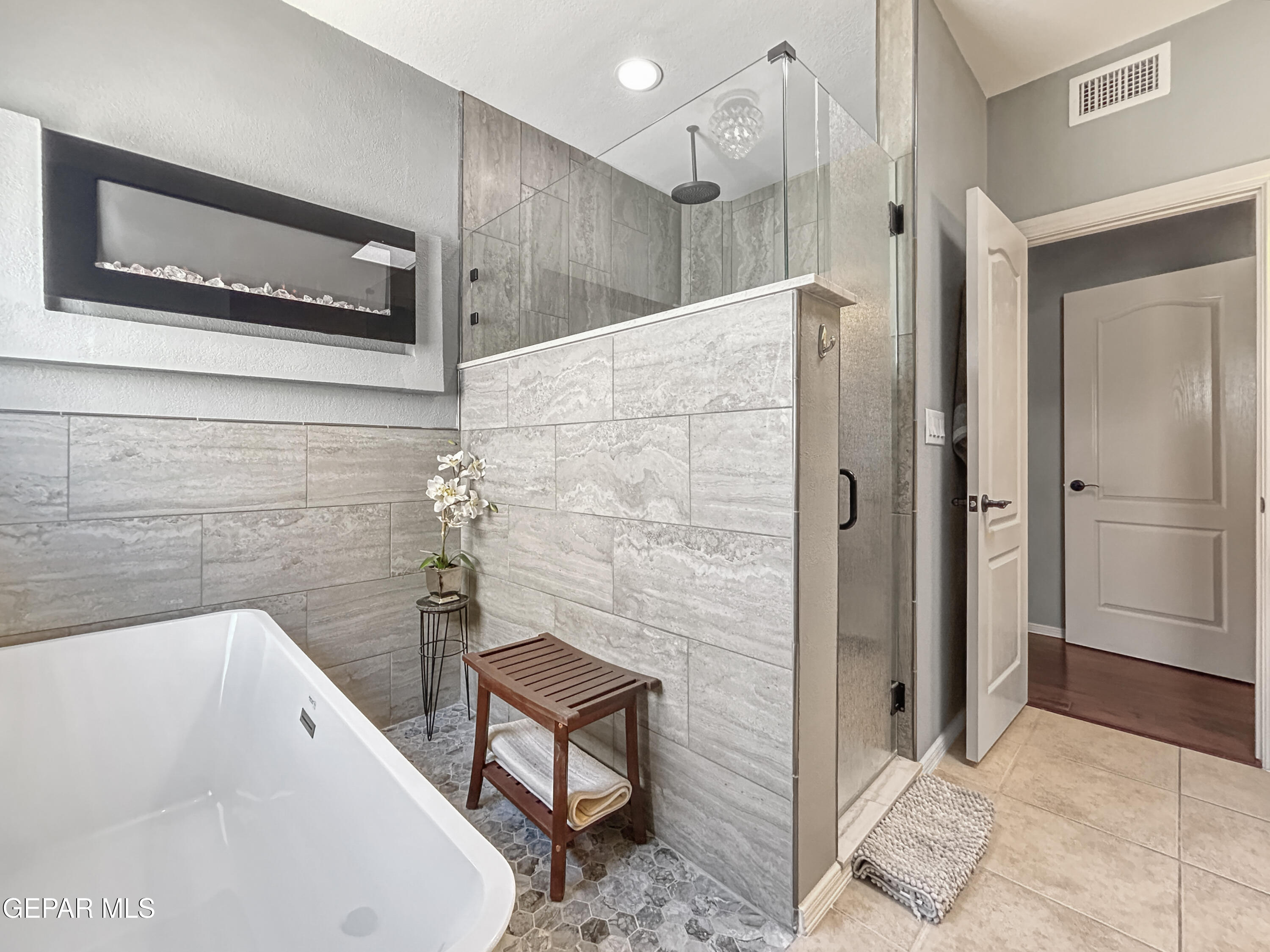 6680 Capitan Ridge El Paso, TX 79912 - Photo 4 of 47 a bathroom with a bathtub and a sink