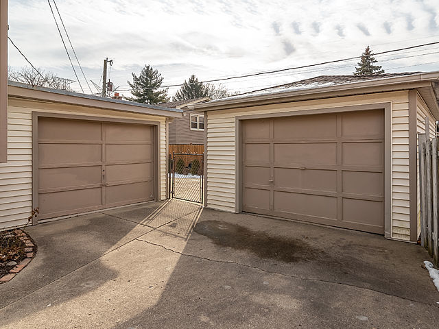 5611 Capri Lane Morton Grove, IL 60053 - Photo 2 of 11