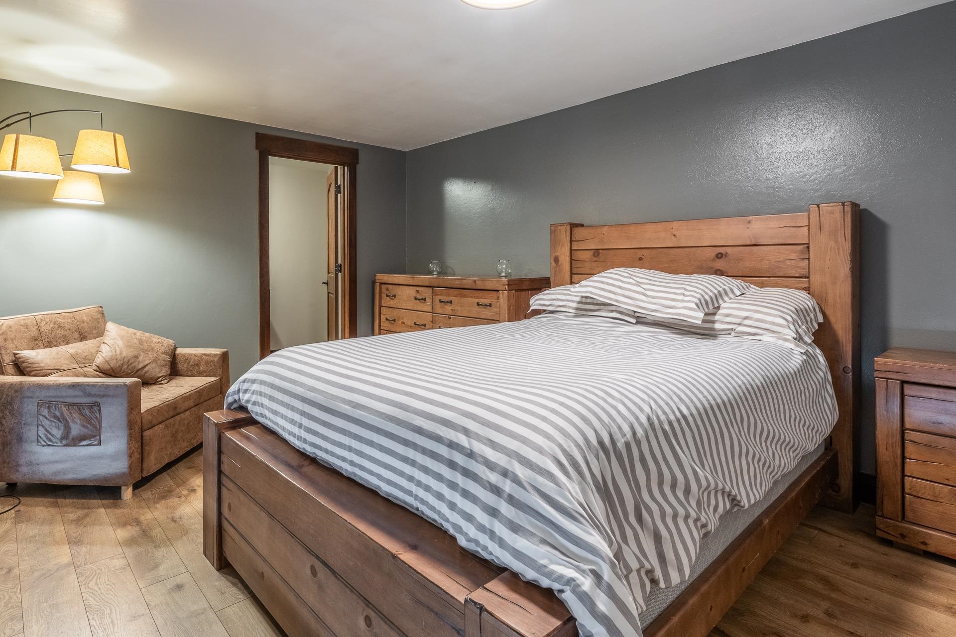 2289 Sierra Nevada Road, Unit F11 Mammoth Lakes, CA 93546 - Photo 7 of 17 a bedroom with a bed and window