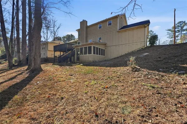 a view of a house with a yard