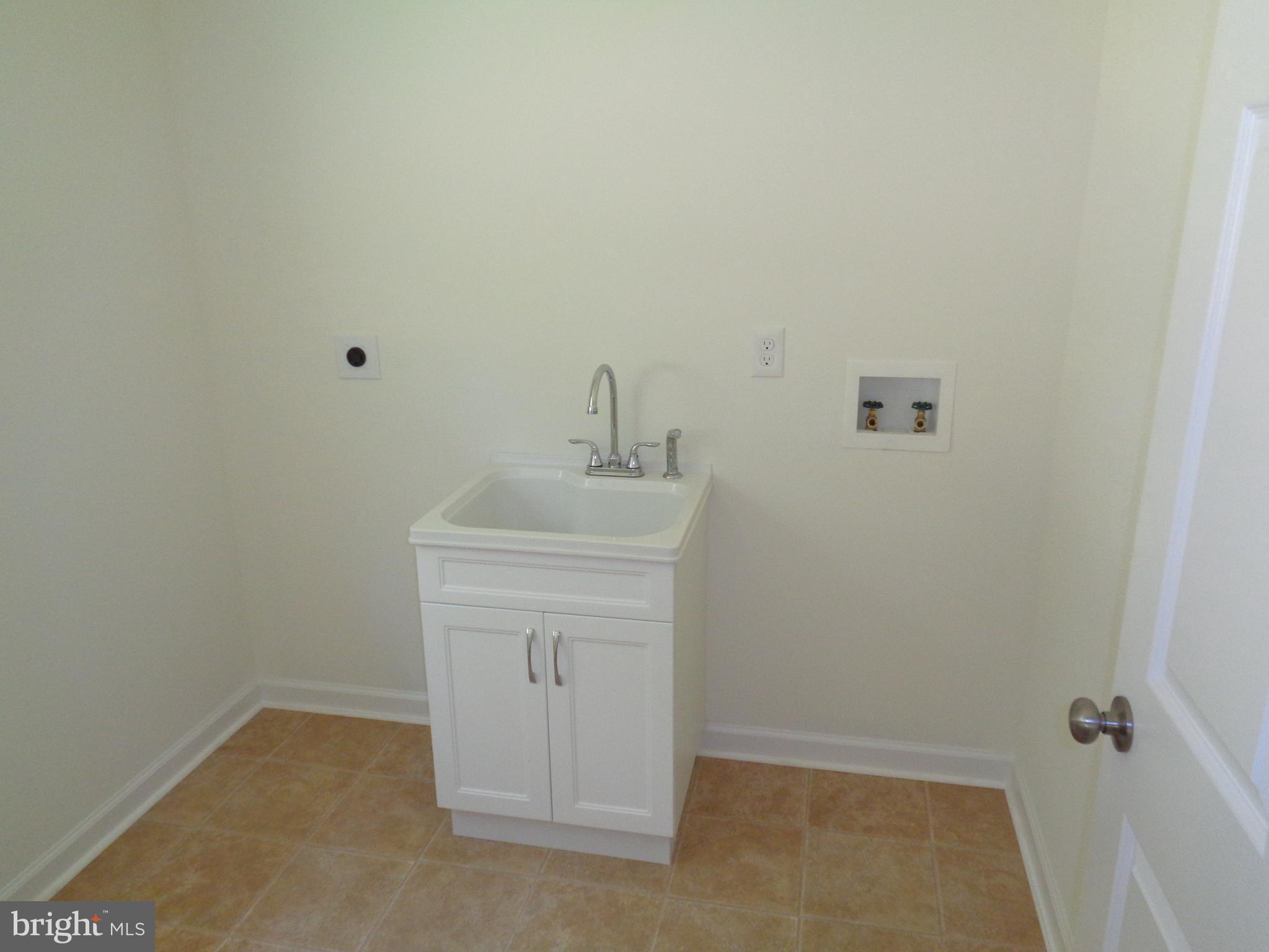 16585 Reva Road Culpeper, VA 22701 - Photo 13 of 18 Main floor laundry with utility sink
