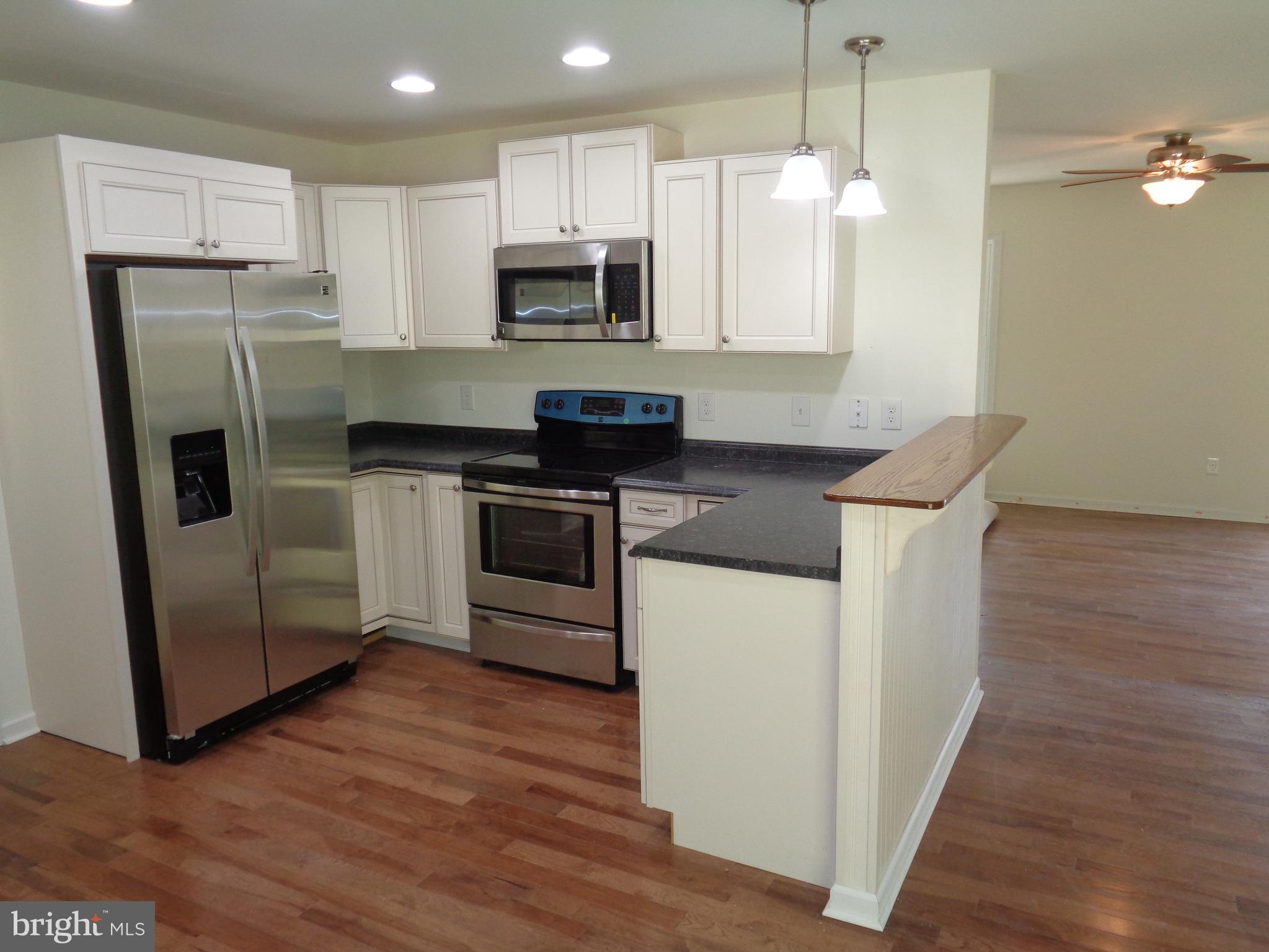 Kitchen with breakfast bar