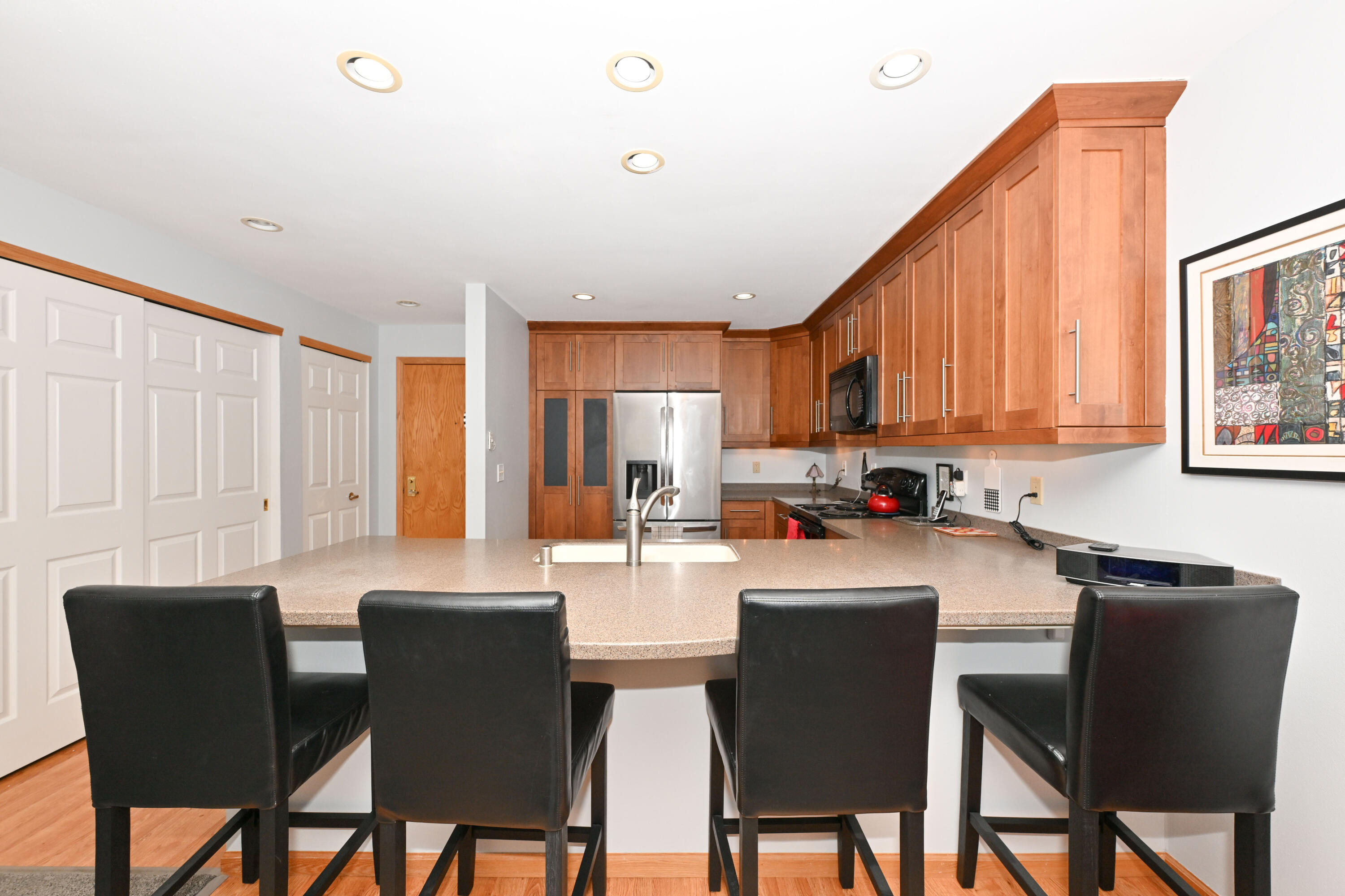 1600 West Green Tree Road, Unit 202 Glendale, WI 53209 - Photo 10 of 26 Large Breakfast Bar