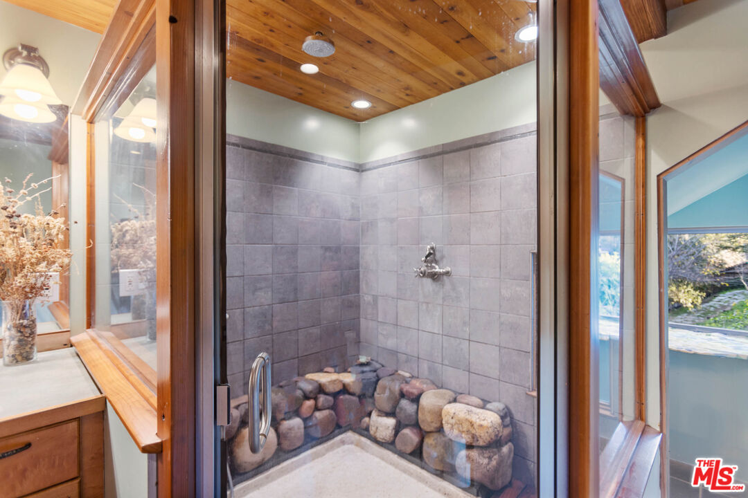 20006 Valley View Drive Topanga, CA 90290 - Photo 18 of 39