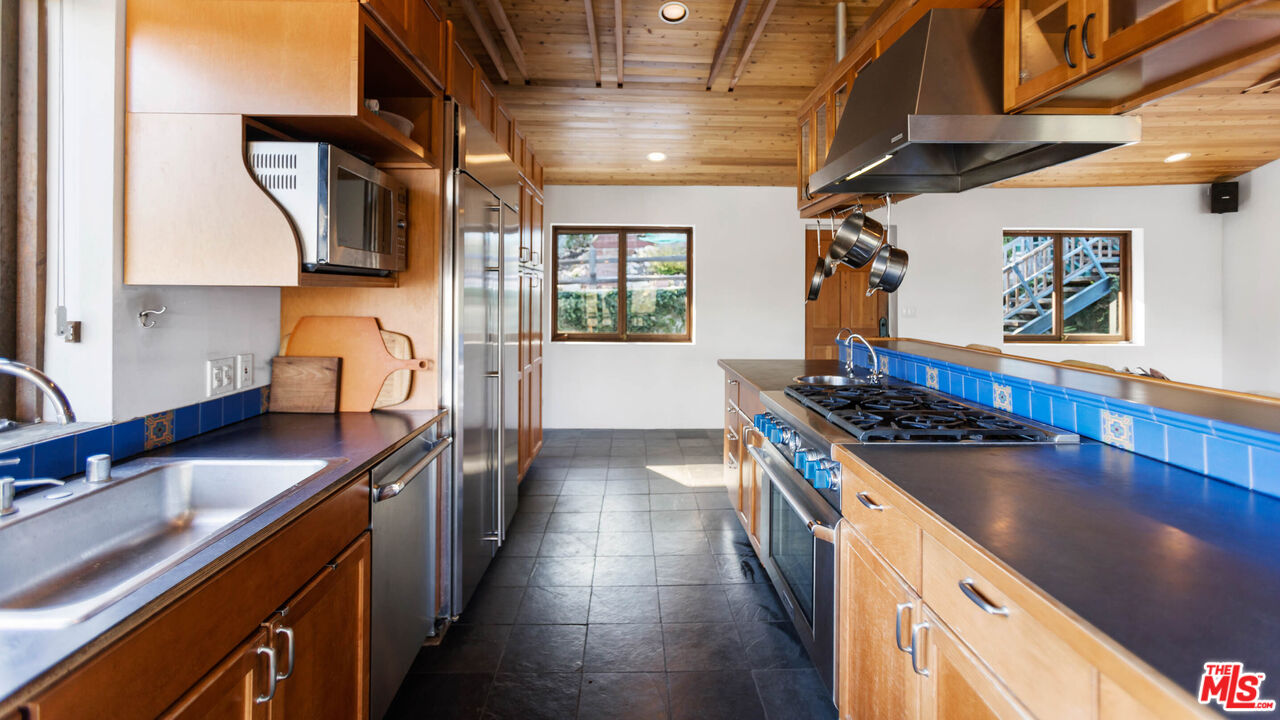 20006 Valley View Drive Topanga, CA 90290 - Photo 4 of 39