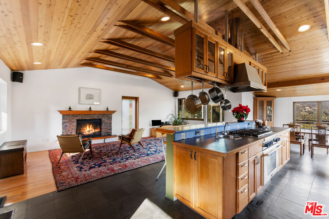 20006 Valley View Drive Topanga, CA 90290 - Photo 6 of 39